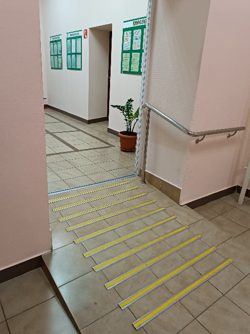 Направляющая разметка в коридоре
